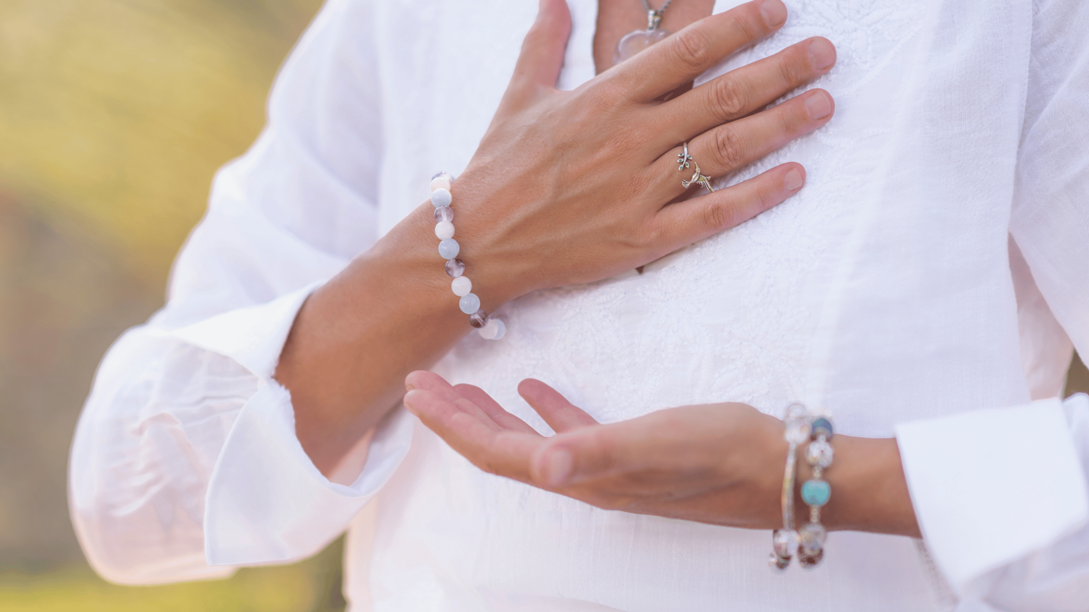 Persona colocando las manos en el corazón en un gesto de conexión interior.