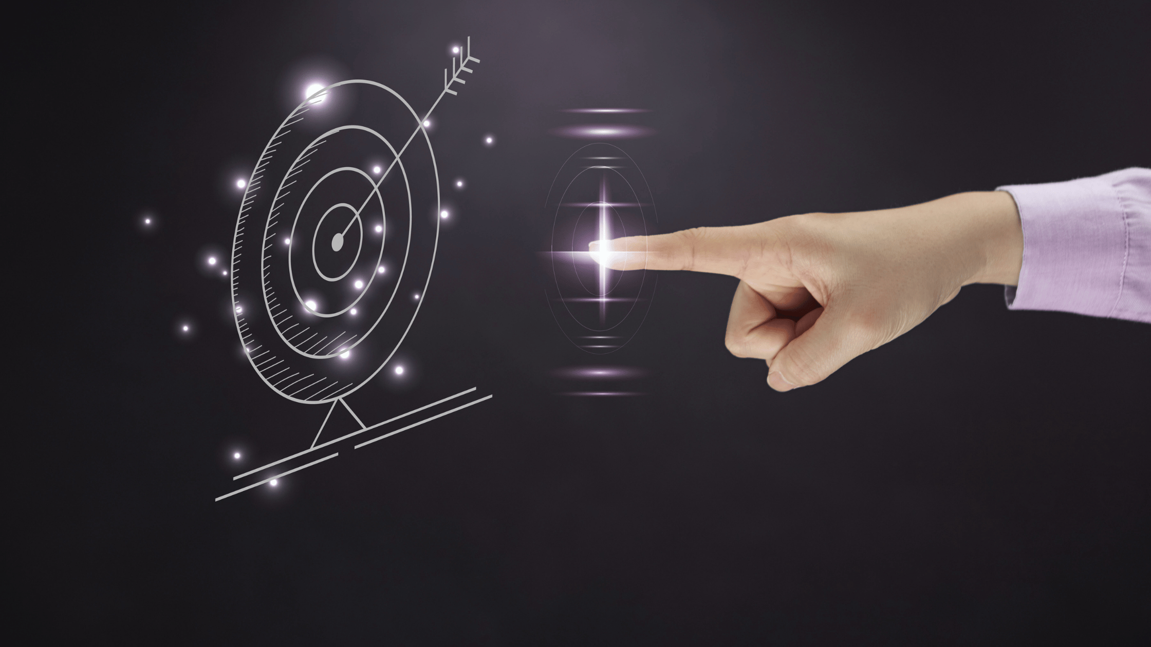 Mano apuntando hacia un sistema estelar representando intención y creación consciente.